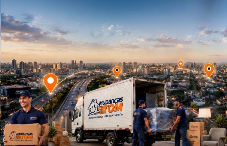 Equipe e caminhão da Mudanças Tom