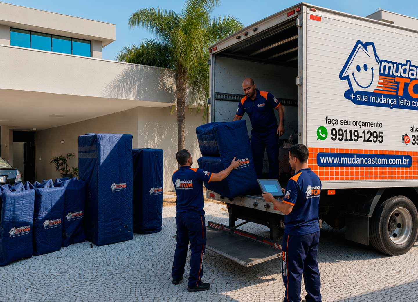 Equipe cuidando de móveis embalados